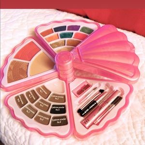 Be Revolutionary Clam Shell Makeup Kit
